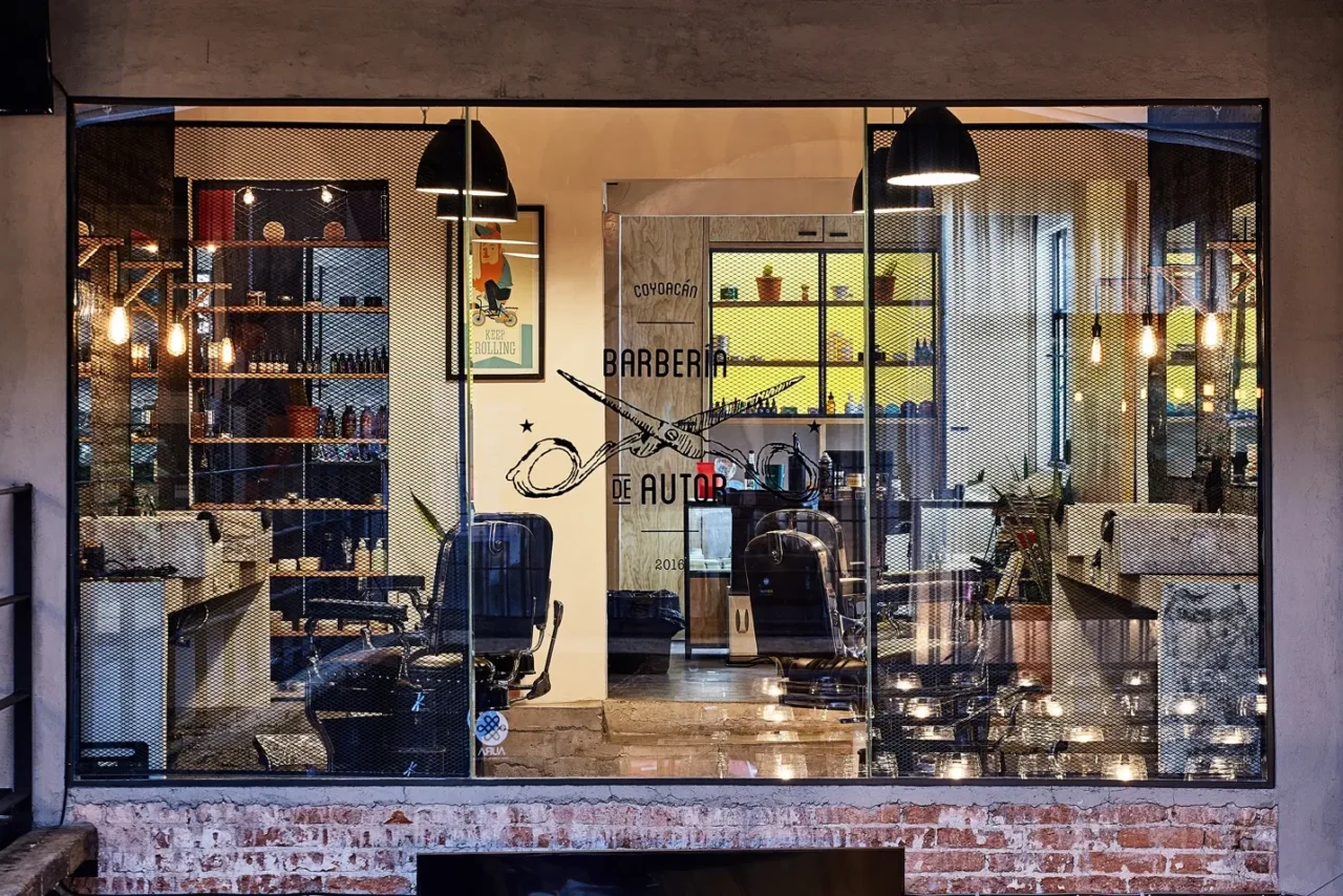 Fachada de barbería con carpintería y herrería a la medida