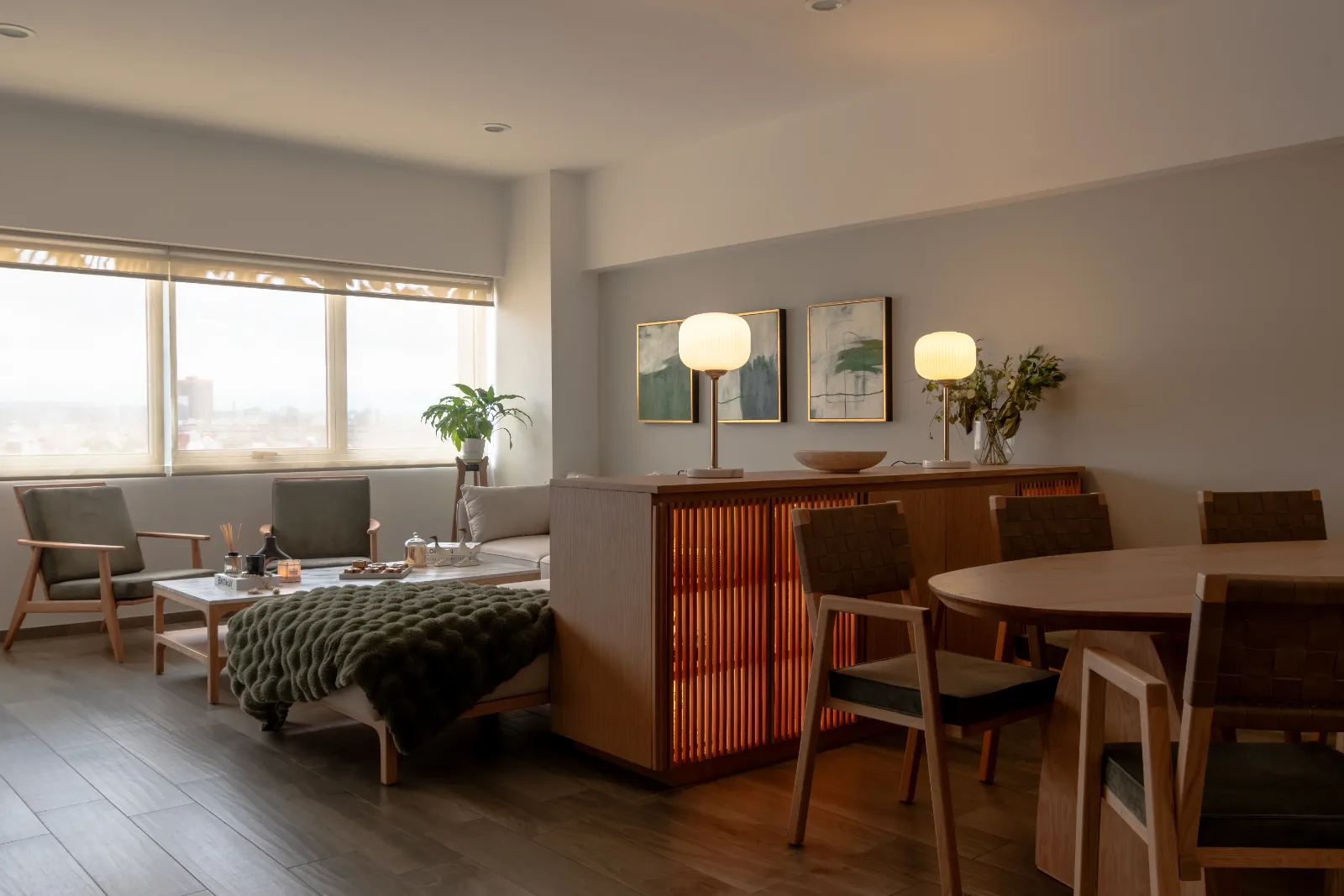 Comedor de departamento con credenza de listones de madera
