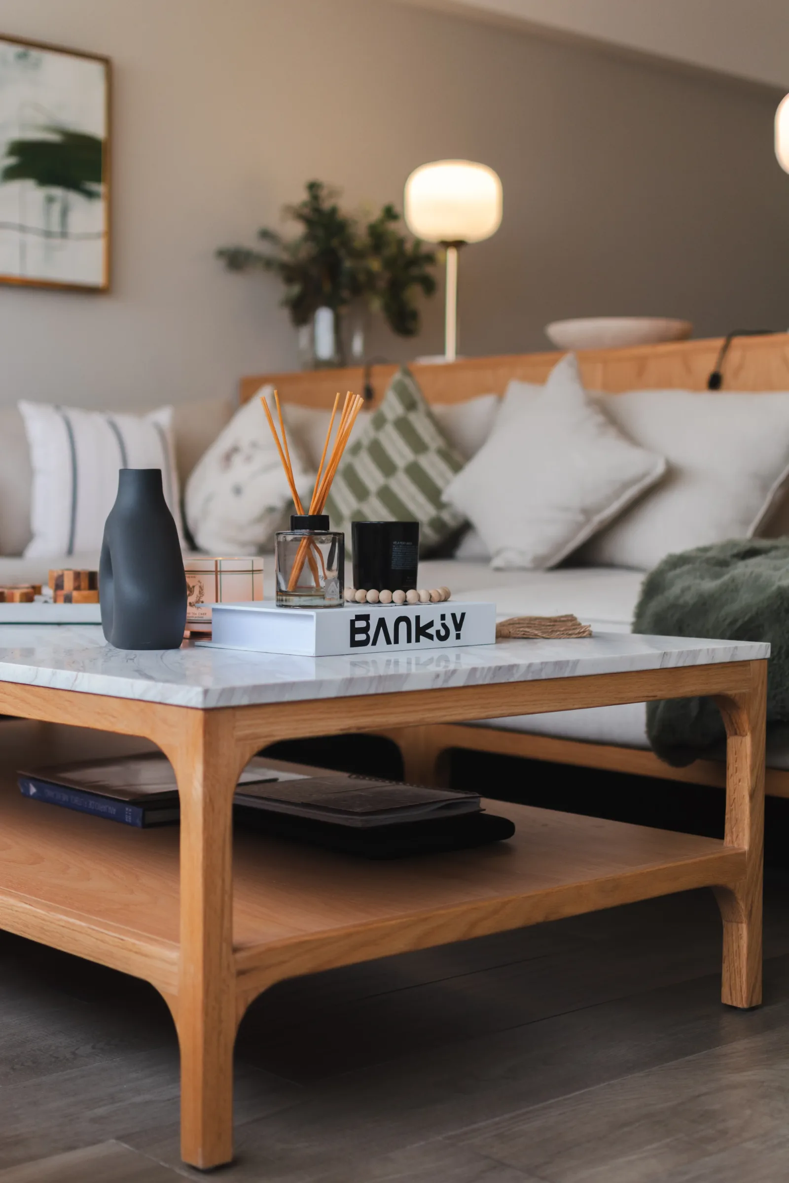 Mesa de centro en madera maciza con cubierta de mármol