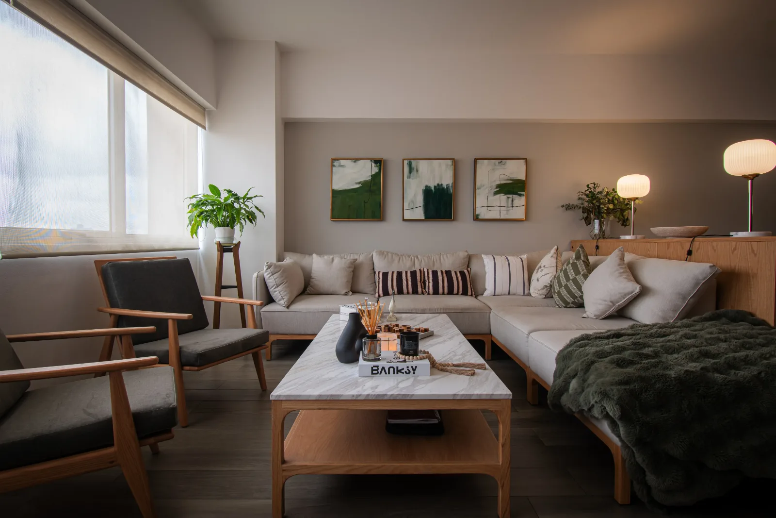 Sala residencial con mesa de centro de mármol y mobiliario de madera a la medida