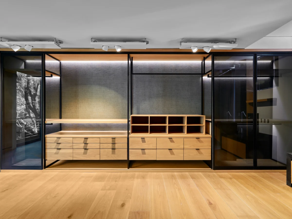 Vitrinas de metal y vidrio con cajonería de madera para exhibición en tienda